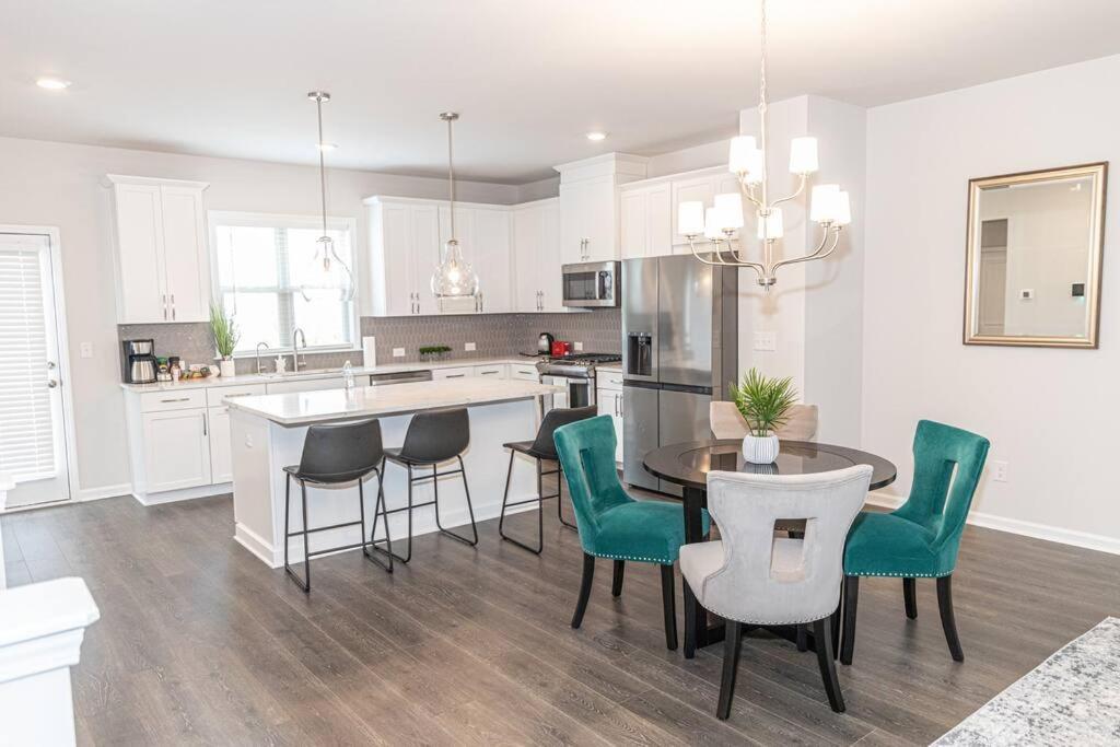 New Spacious 3 Bedroom Suite Garage Parking Free Wi-Fi Office Space And Patio View Duluth Exteriör bild