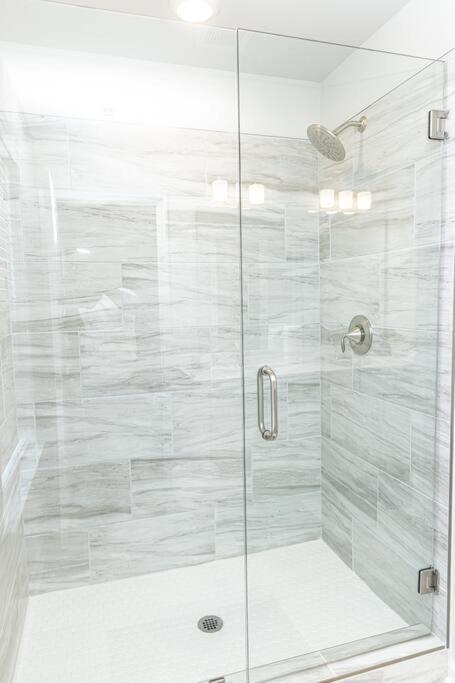 New Spacious 3 Bedroom Suite Garage Parking Free Wi-Fi Office Space And Patio View Duluth Exteriör bild