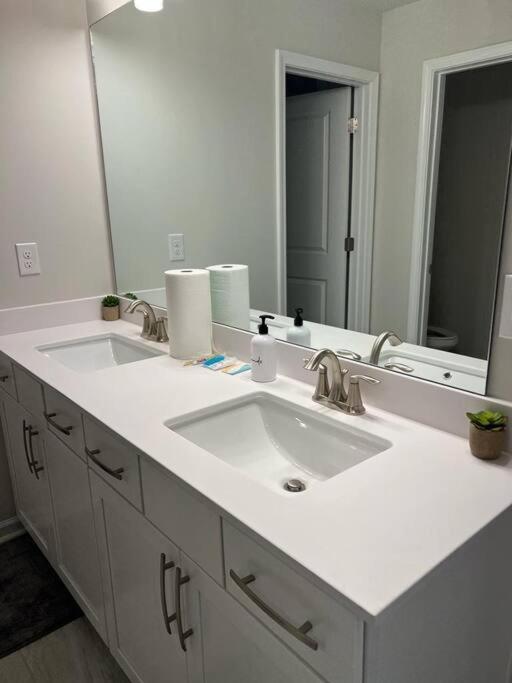 New Spacious 3 Bedroom Suite Garage Parking Free Wi-Fi Office Space And Patio View Duluth Exteriör bild